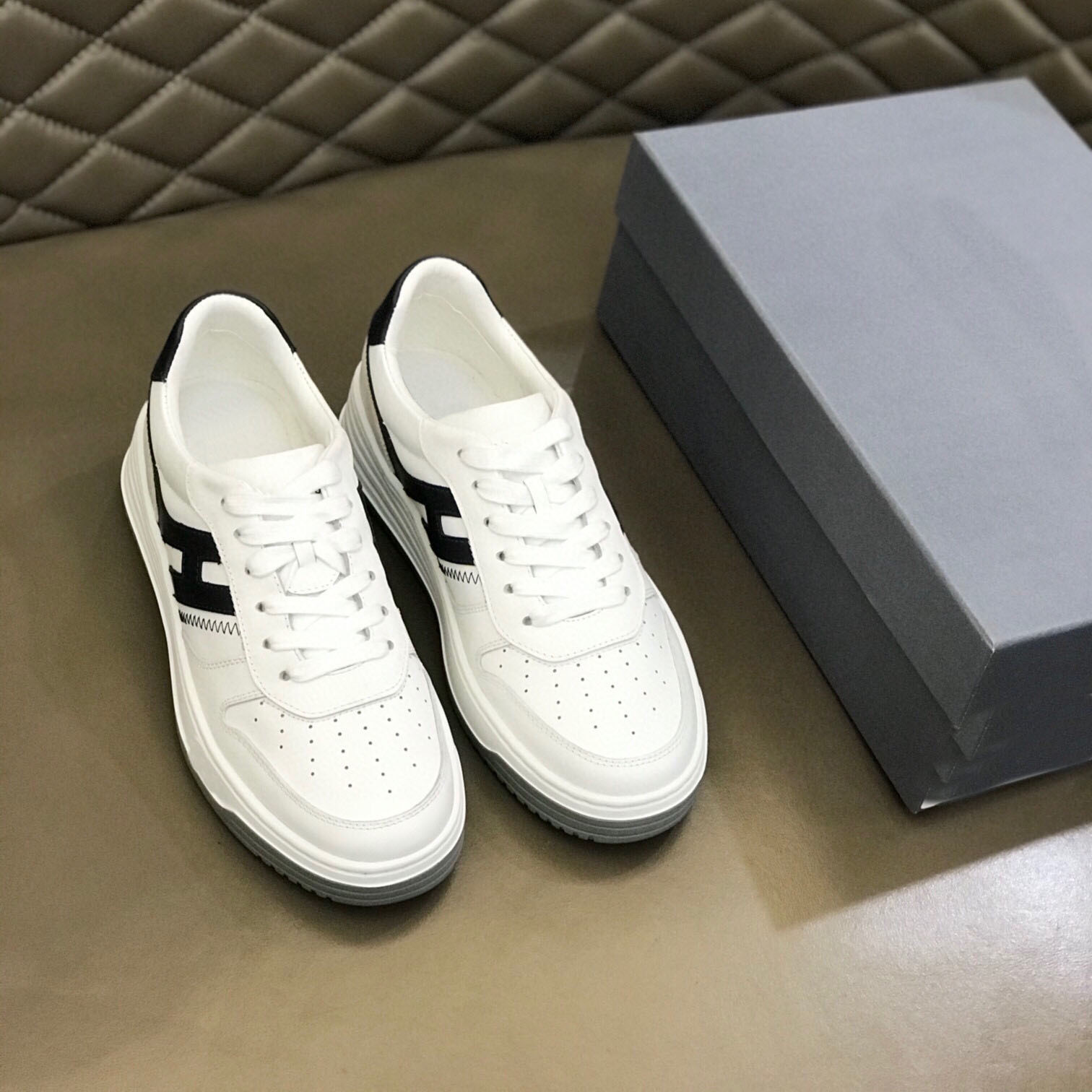 春节新款平底系带休闲板鞋圆头厚底男鞋欧洲站潮流百搭真皮运动鞋